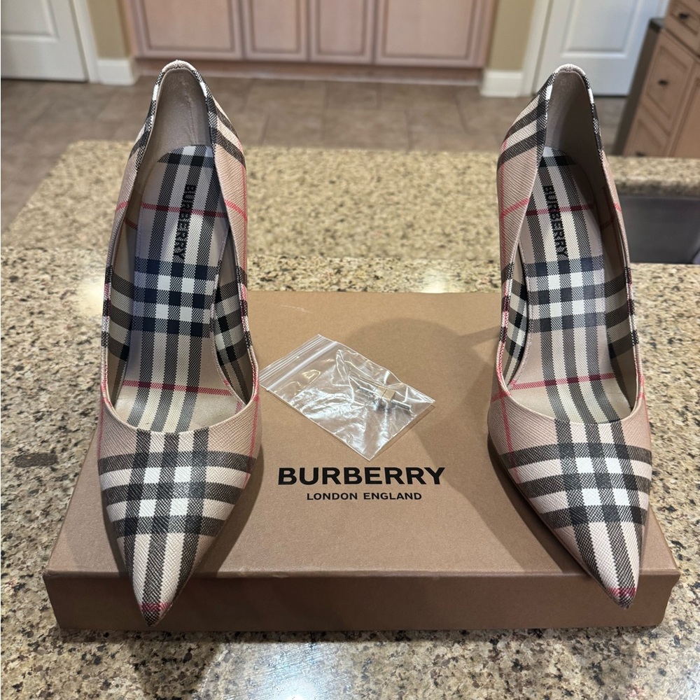 Authentic Burberry Pump. Purchase includes original box and heel caps - Picture 9 of 16